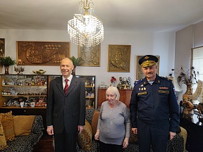О вручении В.Н.Ломакиной почетного знака «В честь 80-летия Полного освобождения Ленинграда от фашистской блокады»
